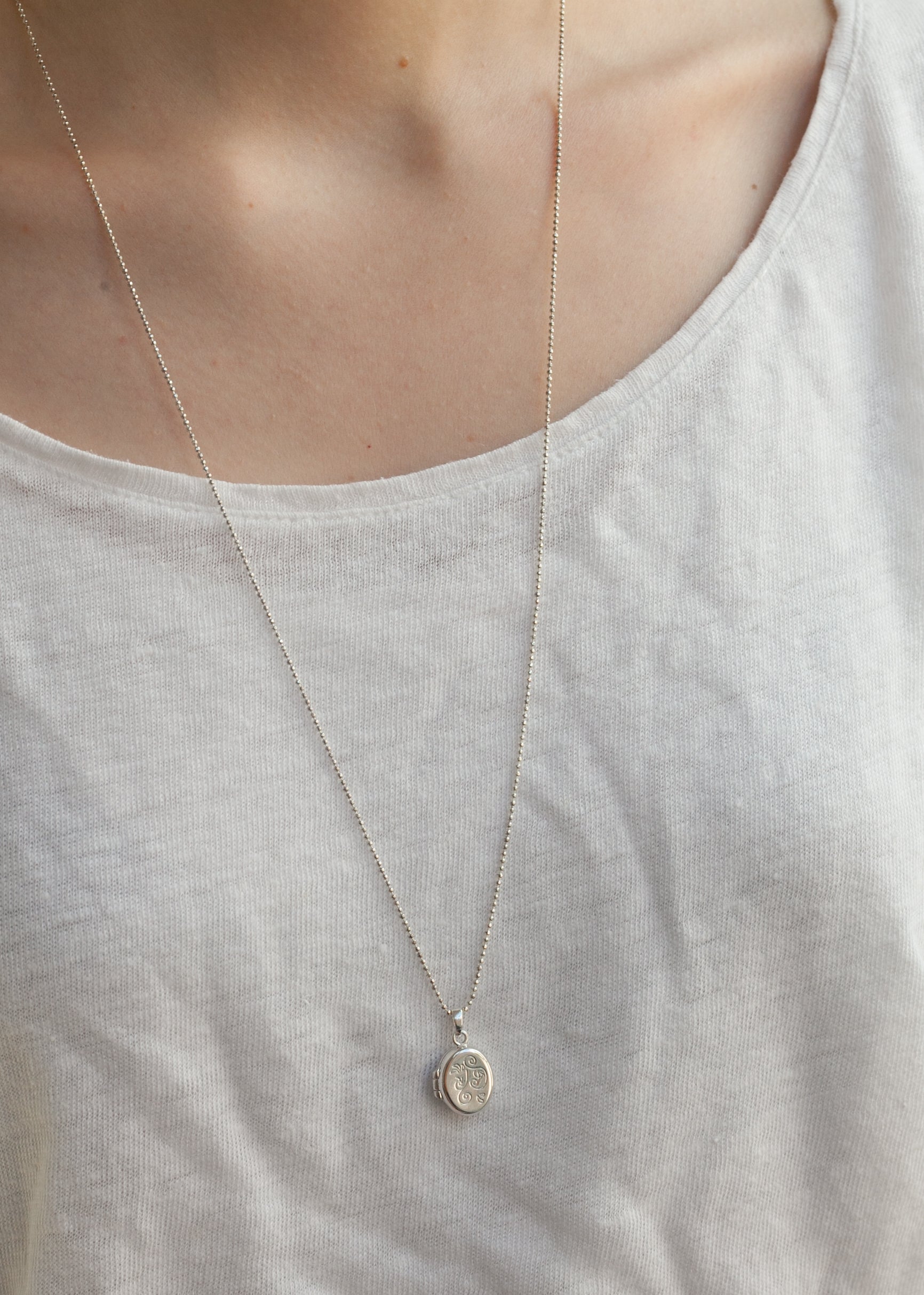 Silbernes Medaillon mit Foto – Personalisierbare Kette für Damen | Shop Nory