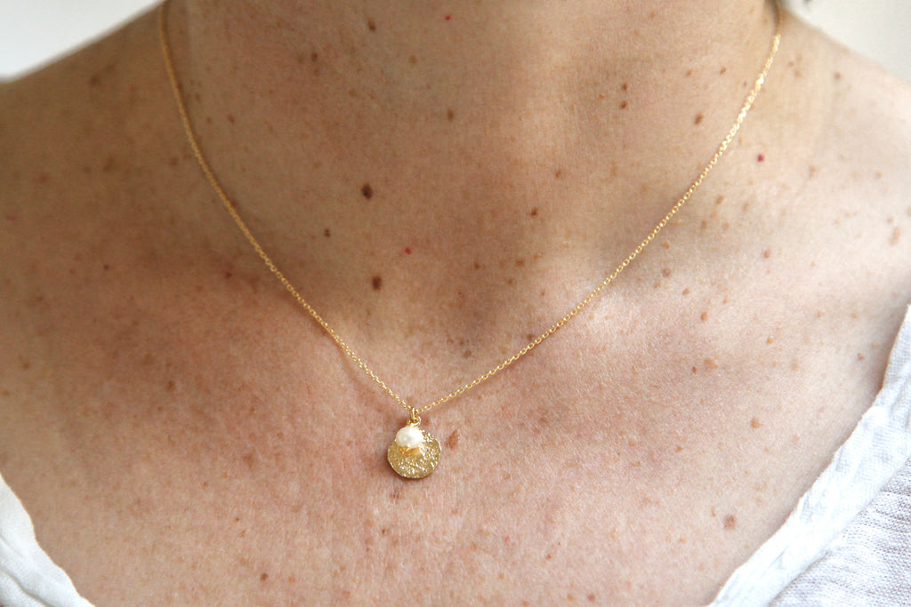 Feine goldene Halskette mit Perlmutt-Anhänger – minimalistische Eleganz | Shop Nory