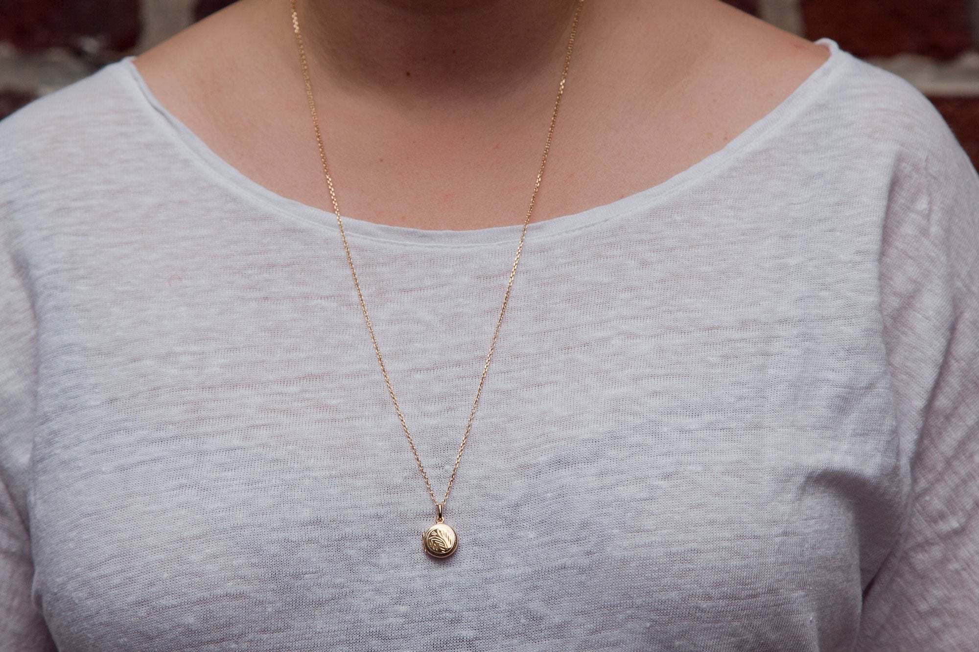 Zierliche vergoldete Kette mit Medaillon-Anhänger – eleganter & persönlicher Schmuck | Shop Nory