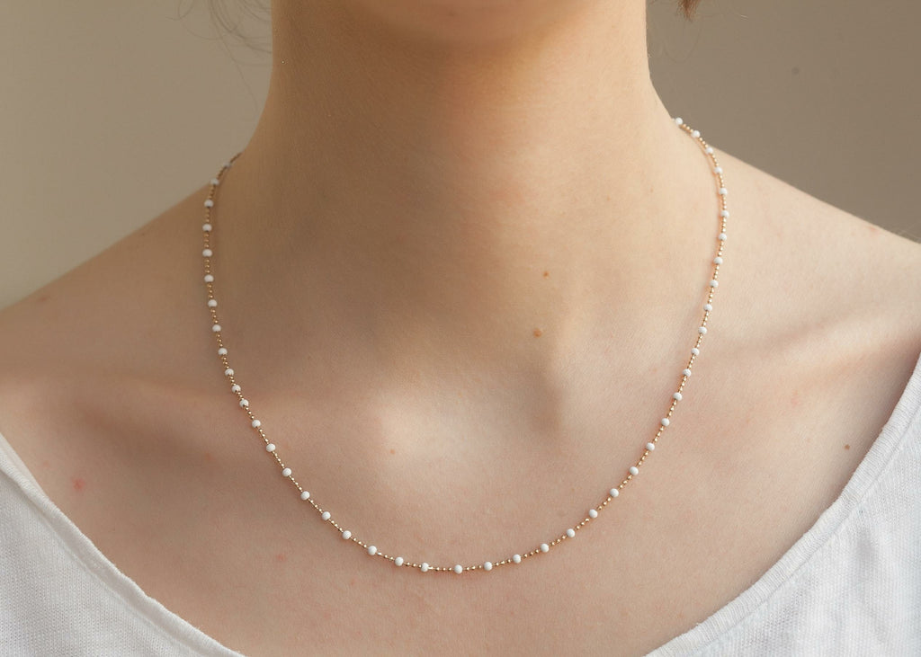 Kette mit weißen Perlen  - 16K vergoldet | Shop Nory