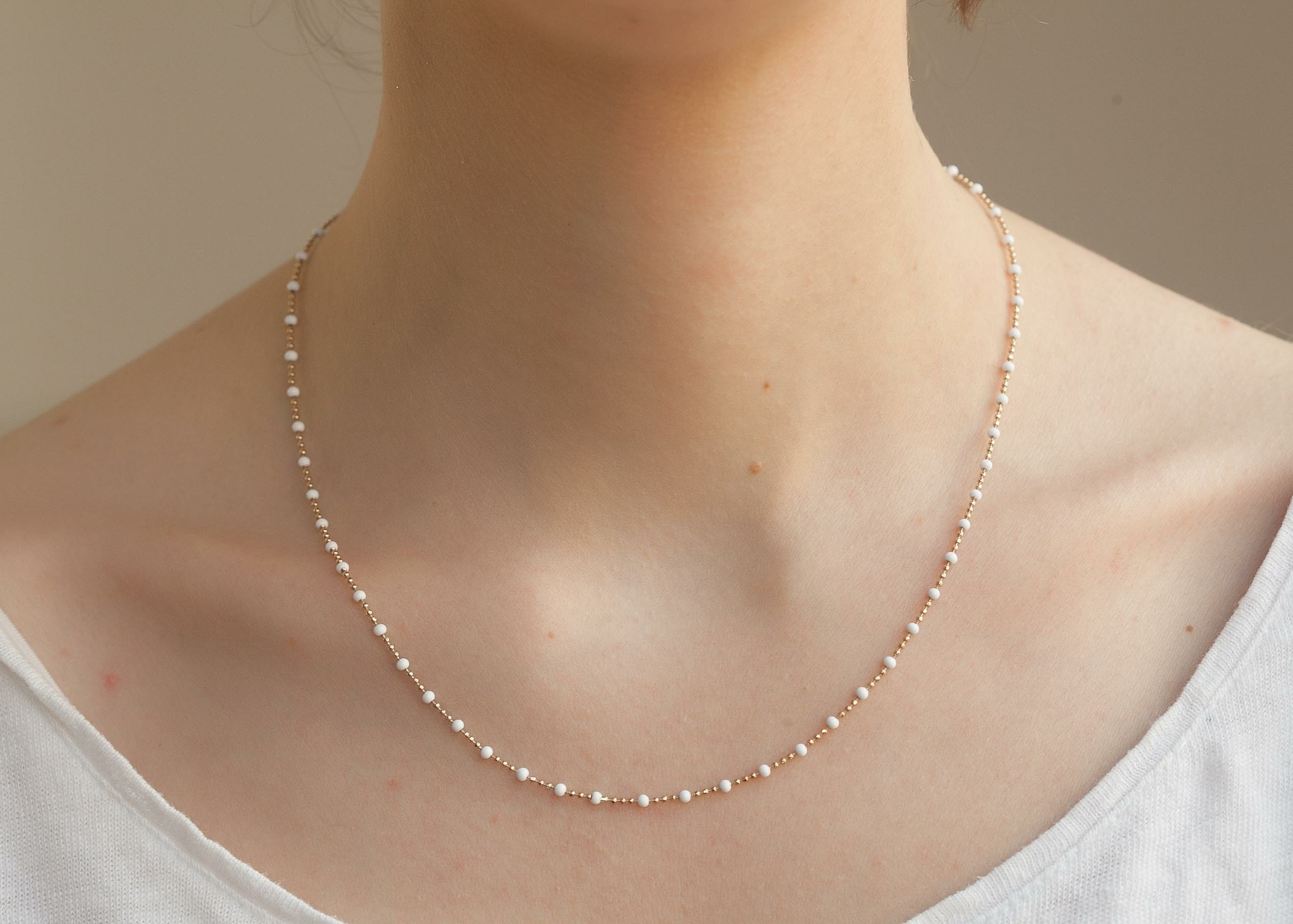 Kette mit weißen Perlen  - 16K vergoldet | Shop Nory