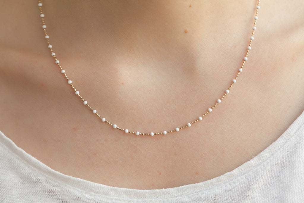 Kette mit weißen Perlen  - 16K vergoldet | Shop Nory