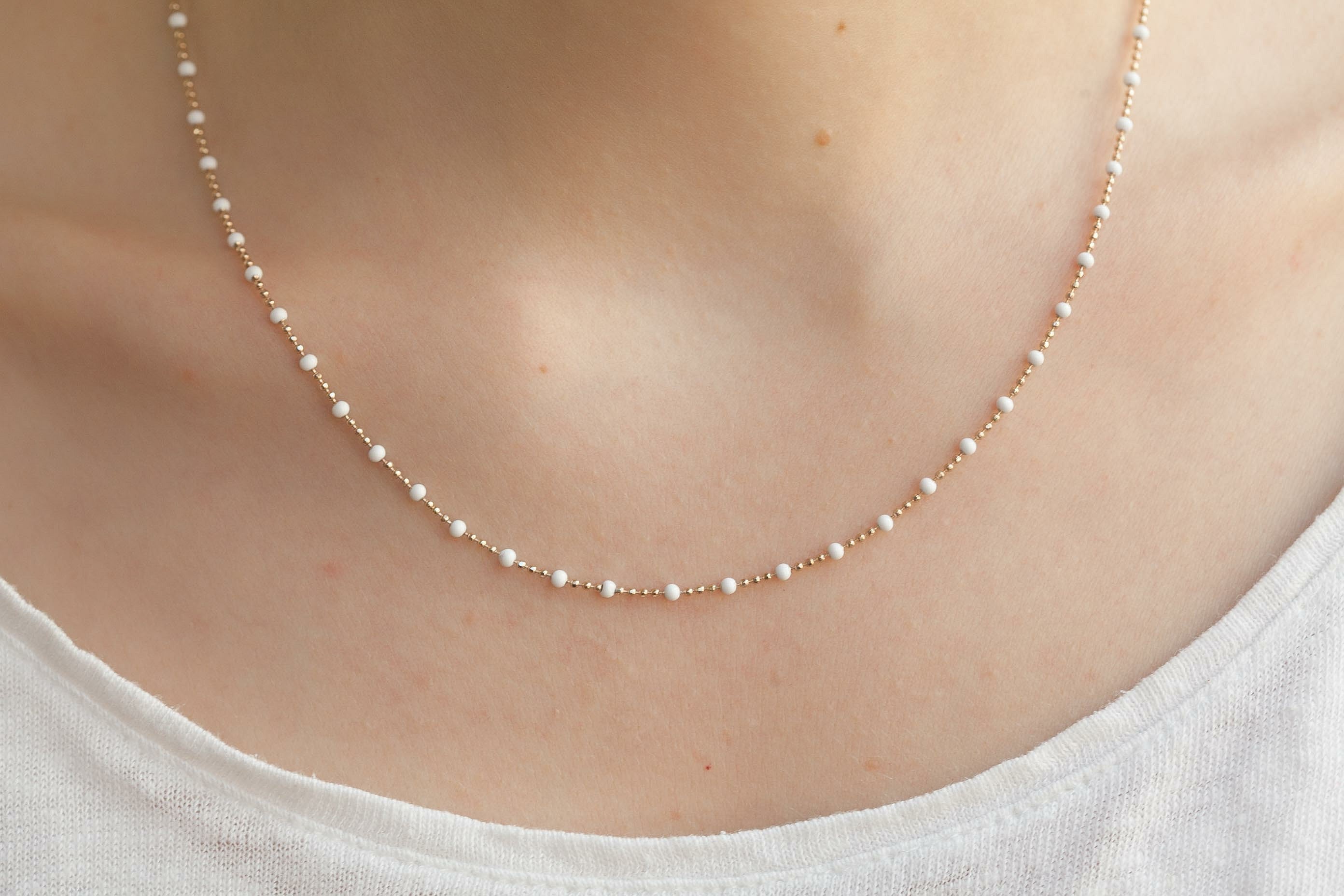 Kette mit weißen Perlen  - 16K vergoldet | Shop Nory