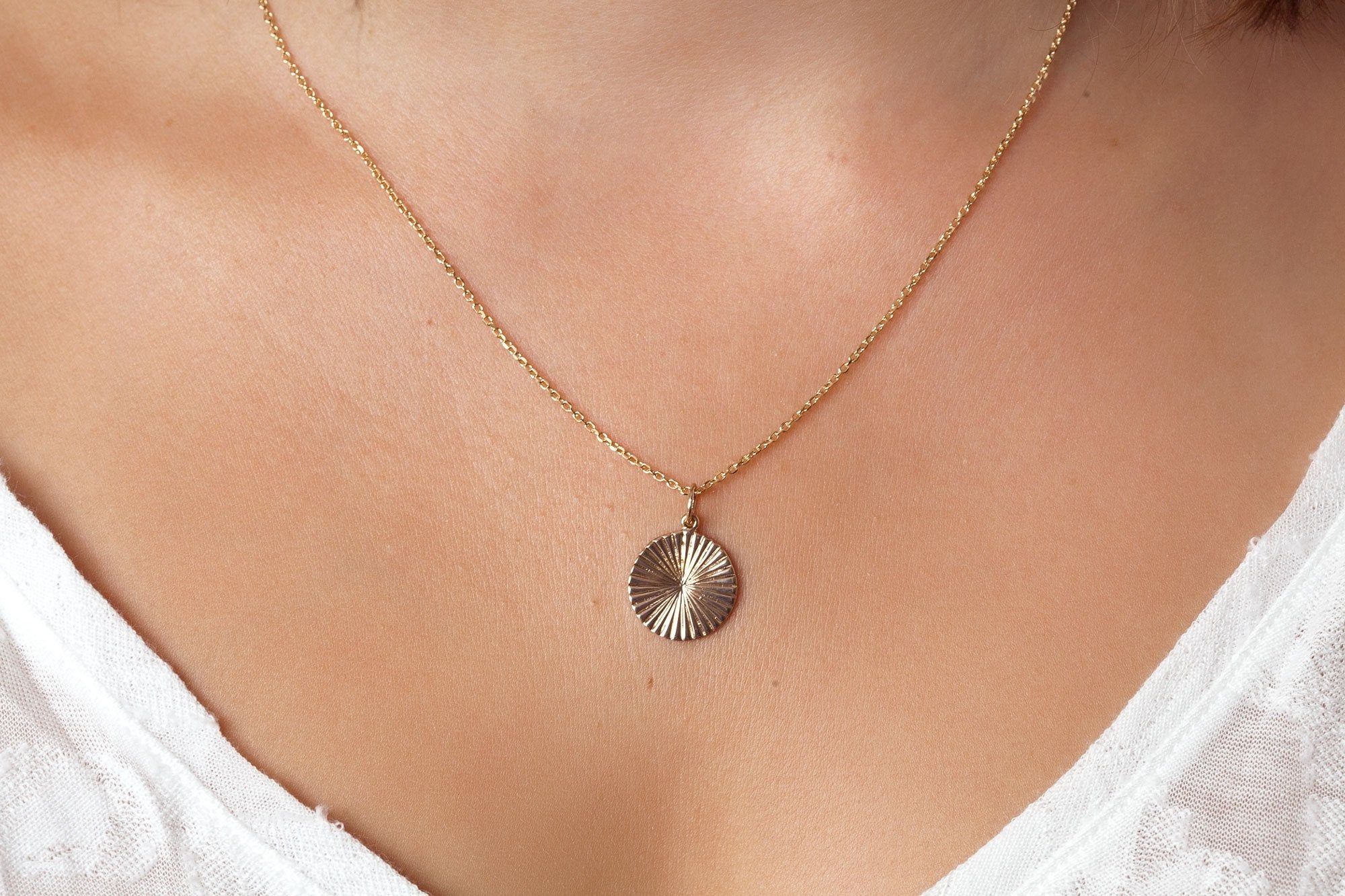 Kette mit Münze & Sonnenstrahlen - 16Karat vergoldet | Shop Nory
