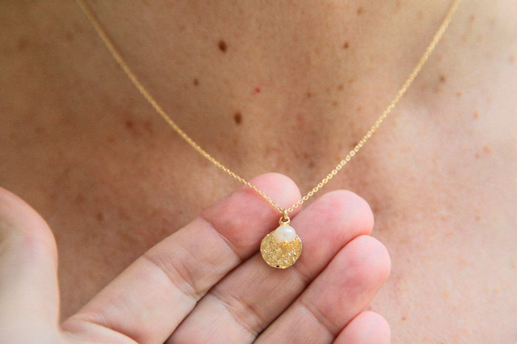 Feine goldene Halskette mit Perlmutt-Anhänger – minimalistische Eleganz | Shop Nory