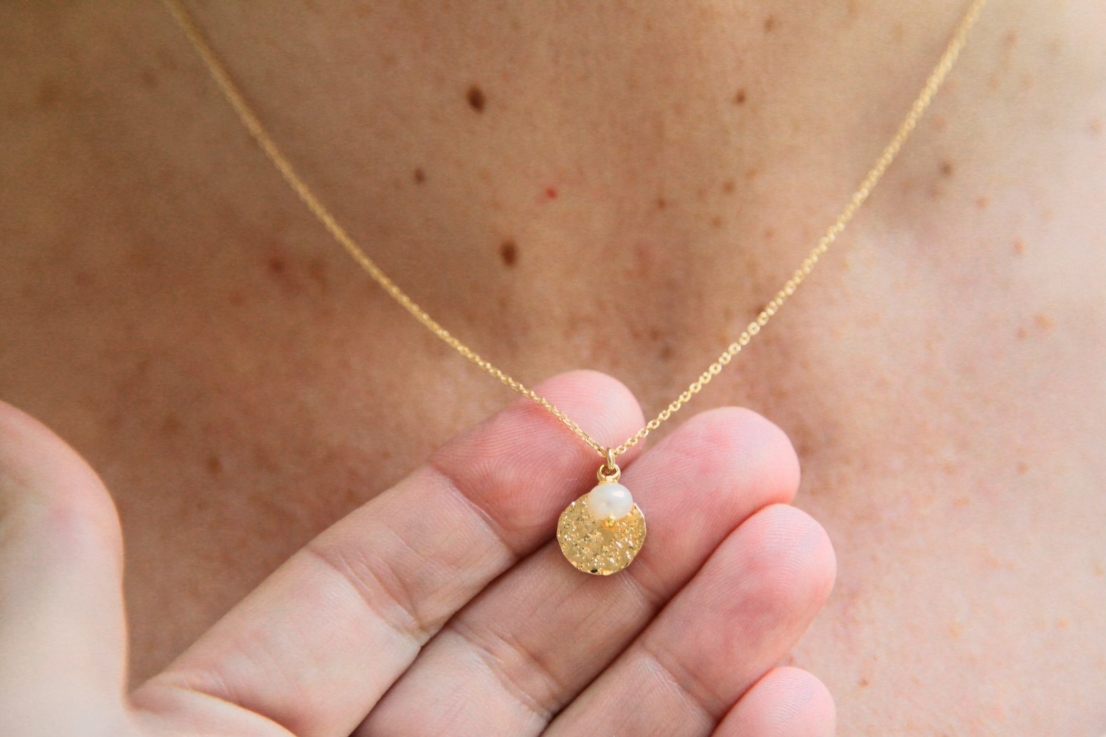 Feine goldene Halskette mit Perlmutt-Anhänger – minimalistische Eleganz | Shop Nory