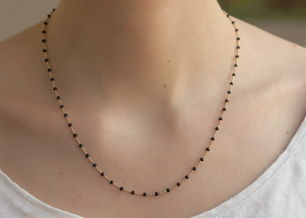 Kette mit schwarzen Perlen  - 16K vergoldet | Shop Nory