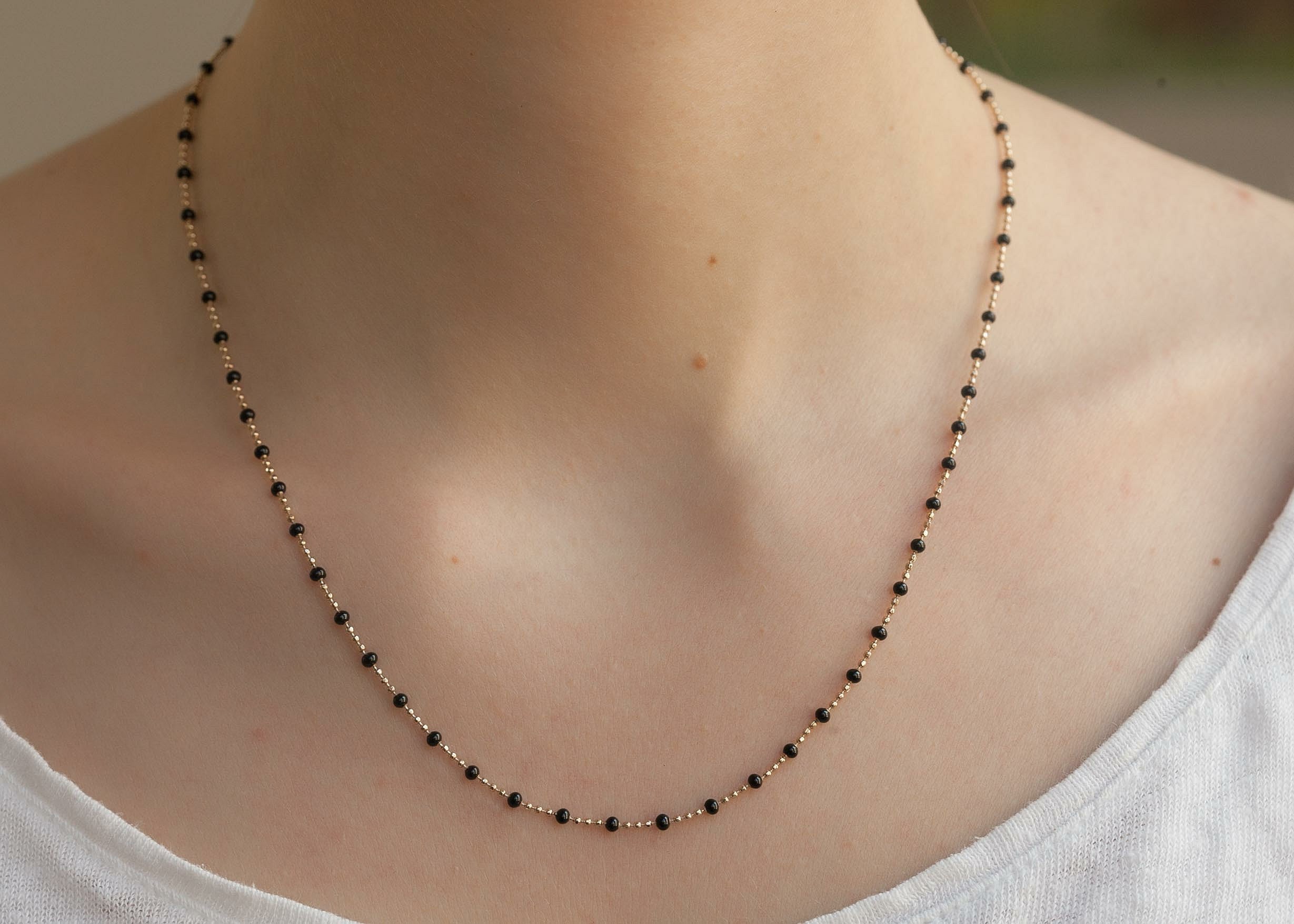 Kette mit schwarzen Perlen  - 16K vergoldet | Shop Nory