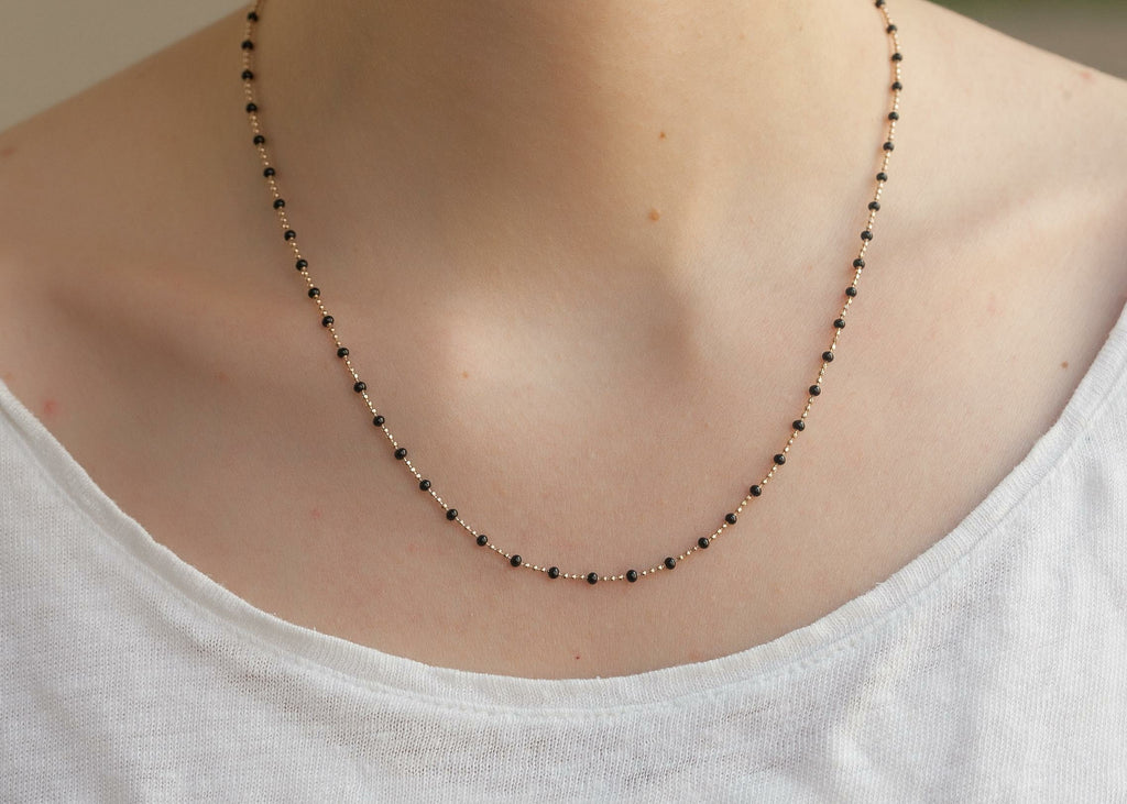 Kette mit schwarzen Perlen  - 16K vergoldet | Shop Nory