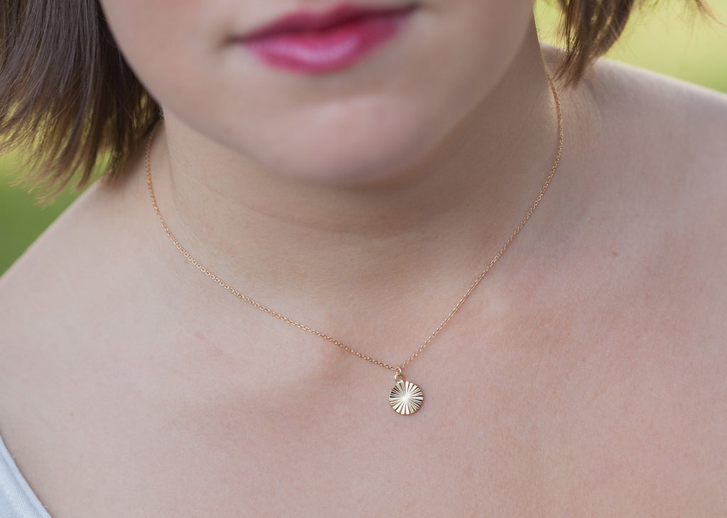 Kette mit Münze & Sonnenstrahlen - vergoldet | Shop Nory