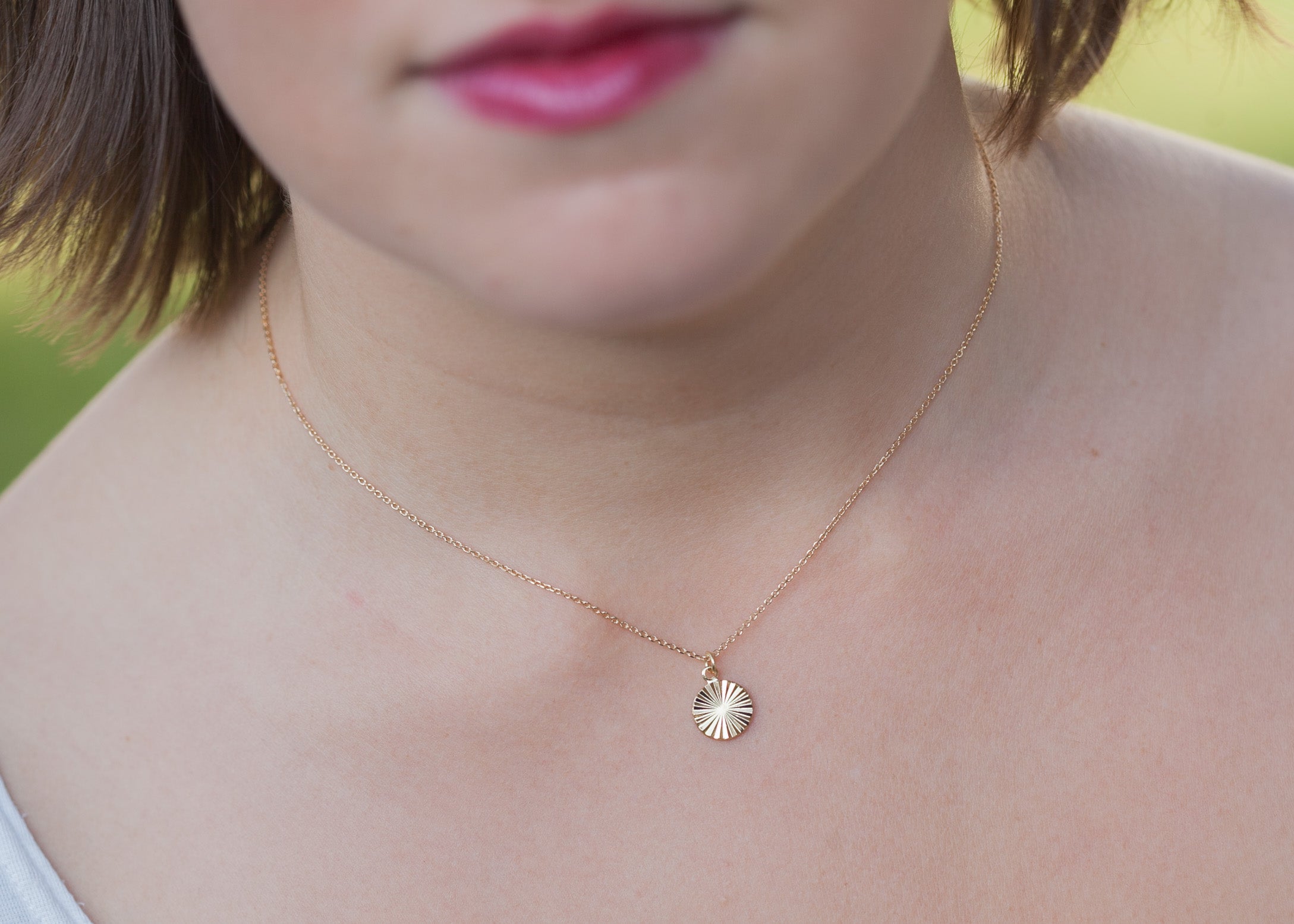 Kette mit Münze & Sonnenstrahlen - vergoldet | Shop Nory