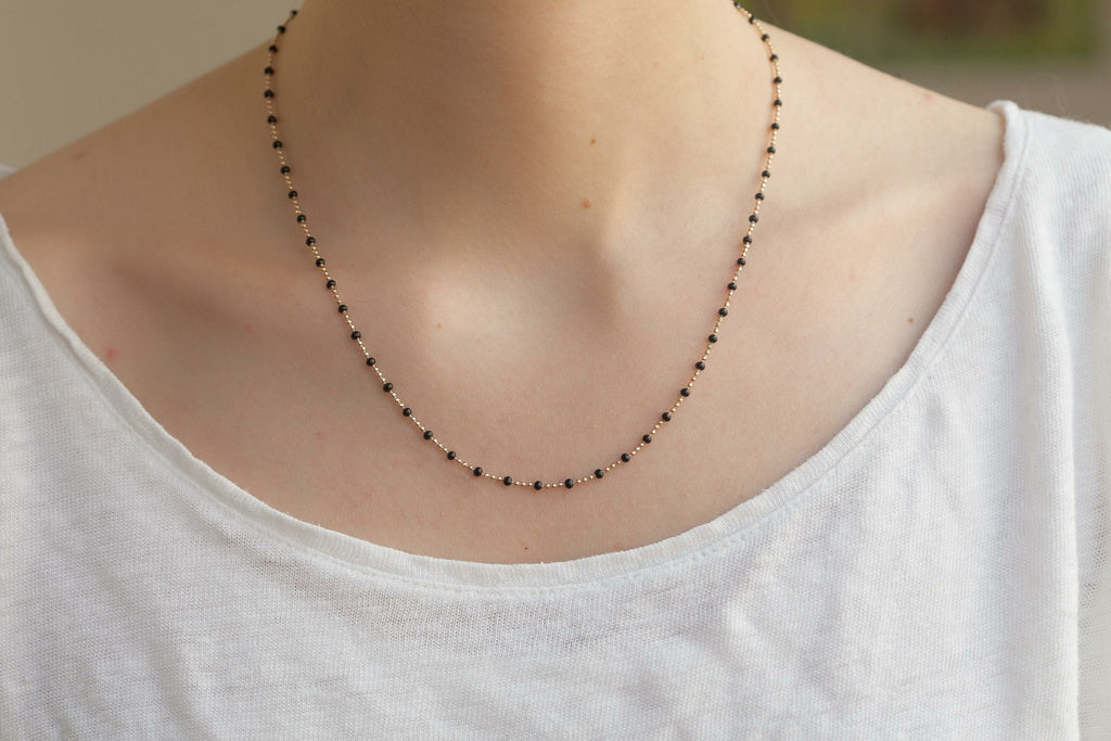 Kette mit schwarzen Perlen  - 16K vergoldet | Shop Nory