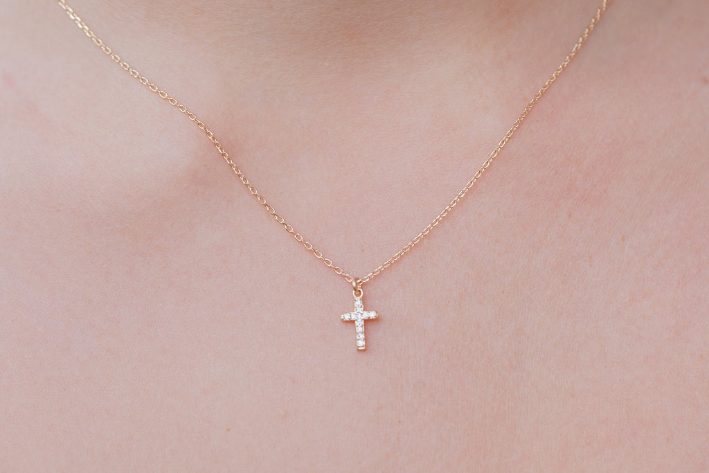Vergoldete Halskette mit funkelndem Kreuz-Anhänger und weißen Zirkonias | Shop Nory