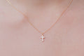 Vergoldete Halskette mit funkelndem Kreuz-Anhänger und weißen Zirkonias | Shop Nory