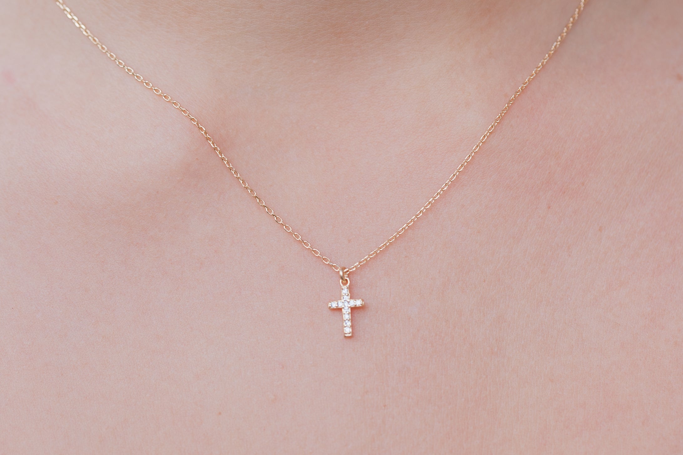 Vergoldete Halskette mit funkelndem Kreuz-Anhänger und weißen Zirkonias | Shop Nory