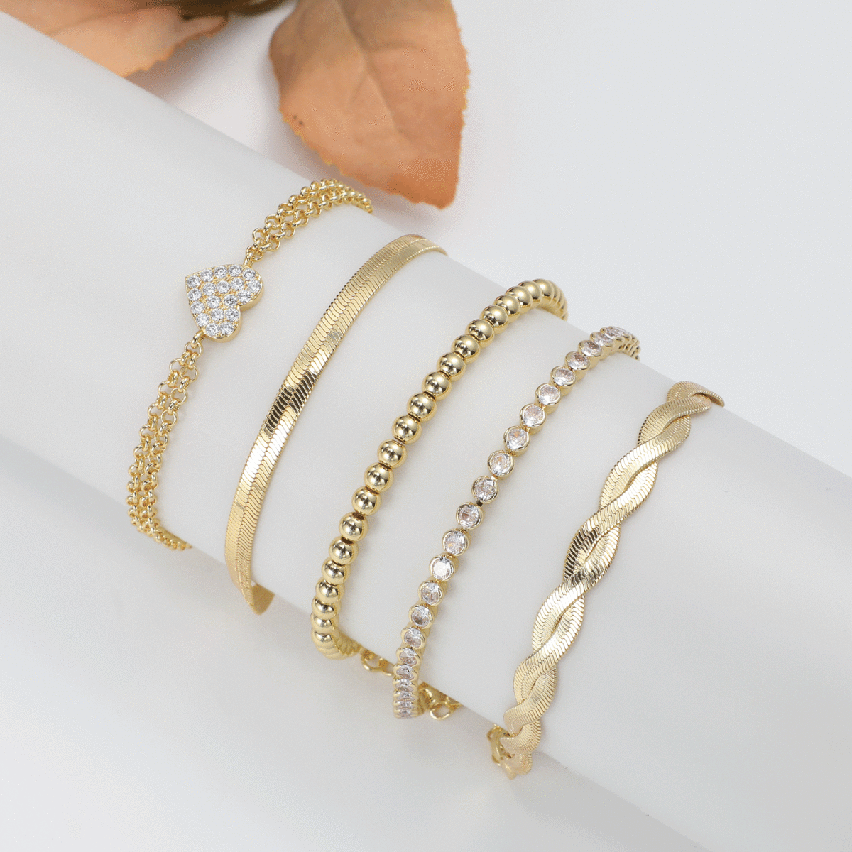 Zarte Gold CZ Herzarmbänder Stapel | Shop Nory