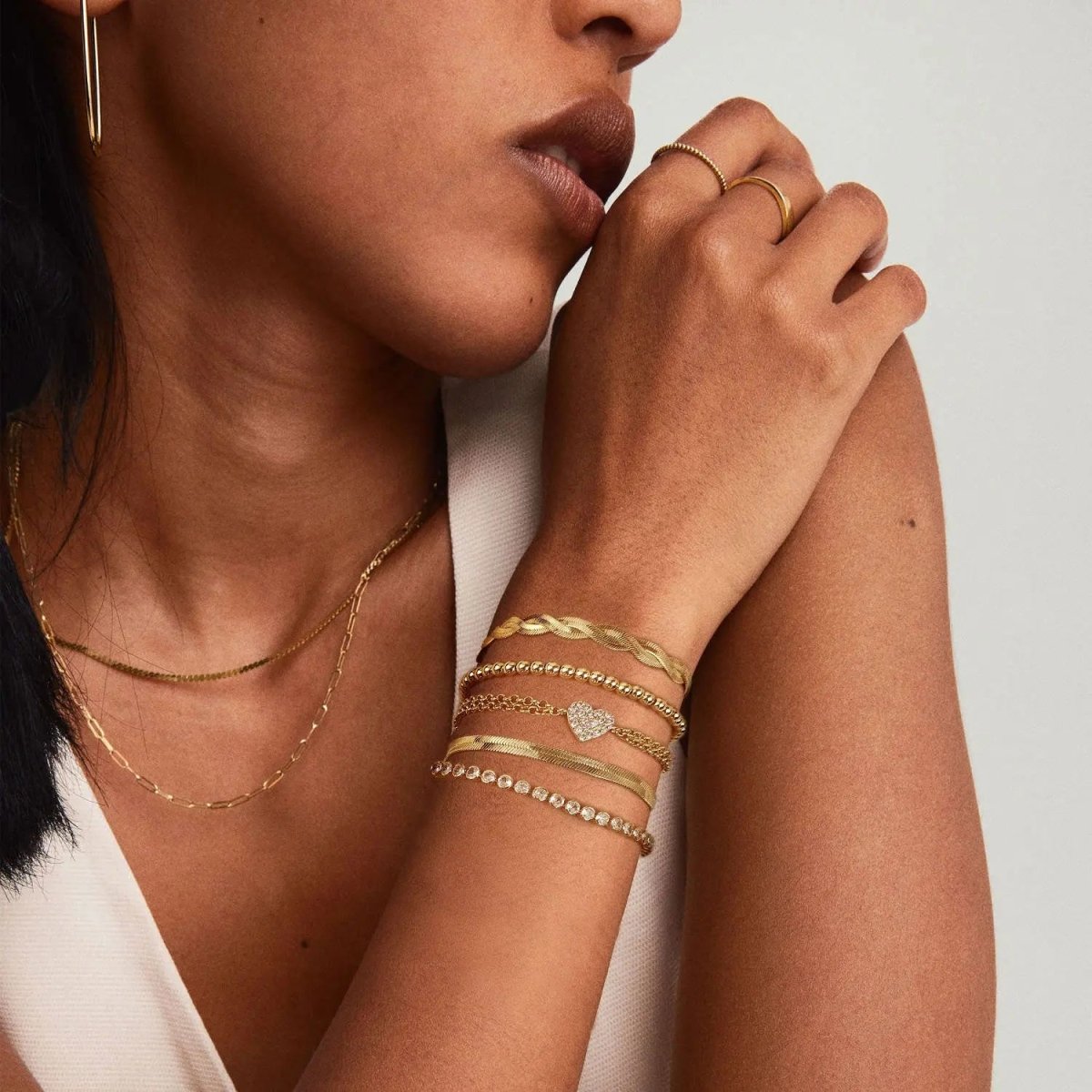 Zarte Gold CZ Herzarmbänder Stapel | Shop Nory