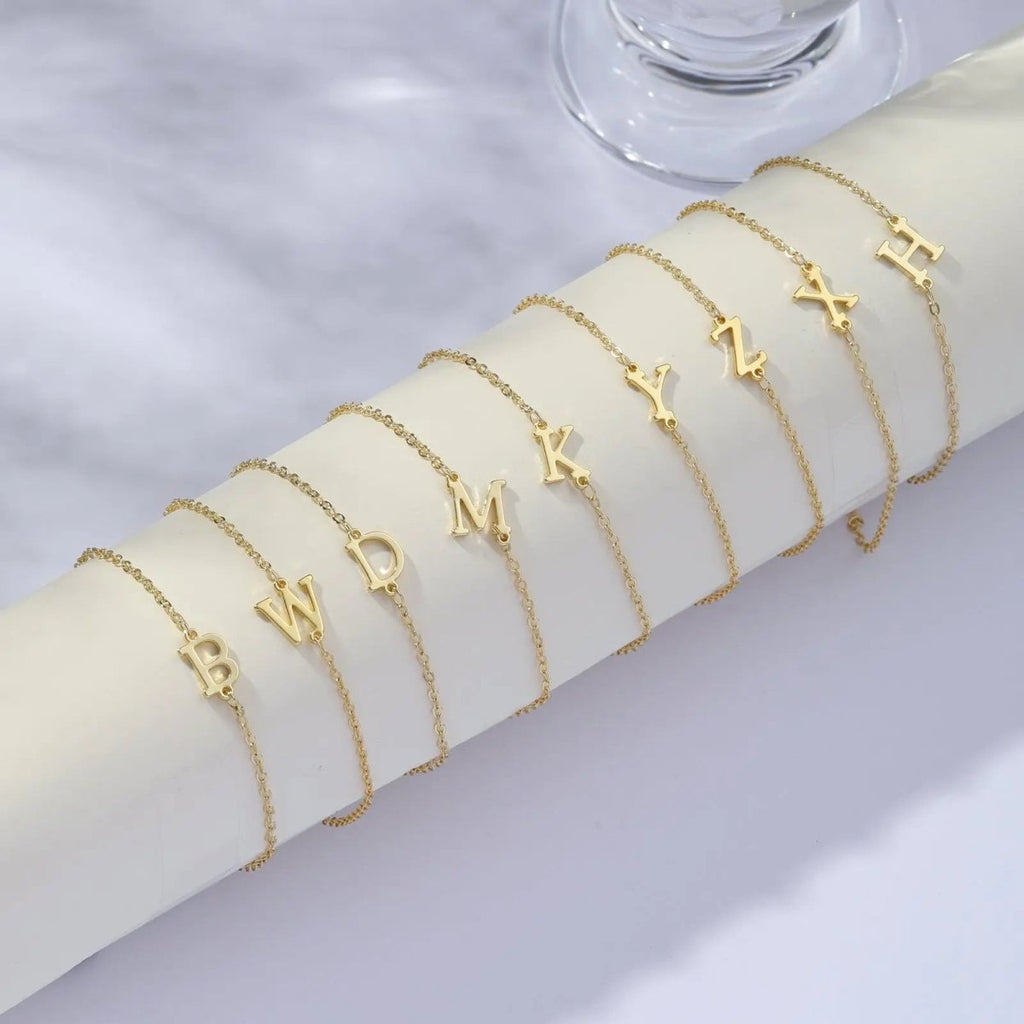 Zarte Gold Initialen Armbänder | Shop Nory