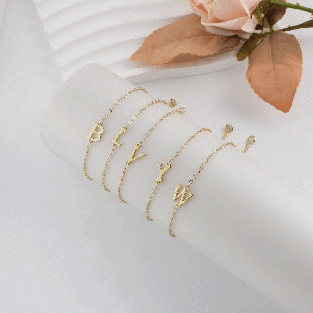 Zarte Gold Initialen Armbänder | Shop Nory