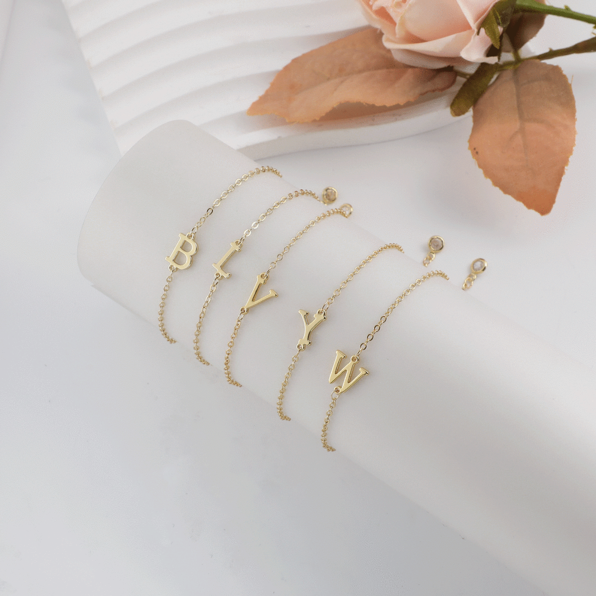 Zarte Gold Initialen Armbänder | Shop Nory