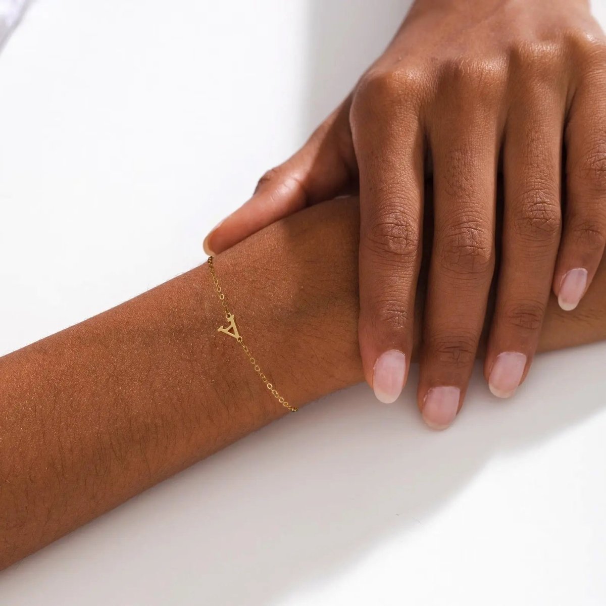 Zarte Gold Initialen Armbänder | Shop Nory