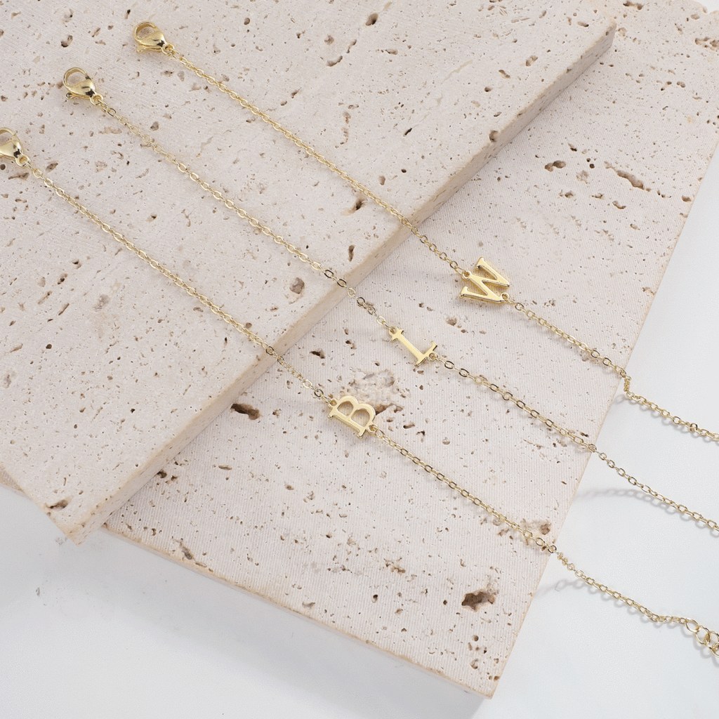 Zarte Gold Initialen Armbänder | Shop Nory