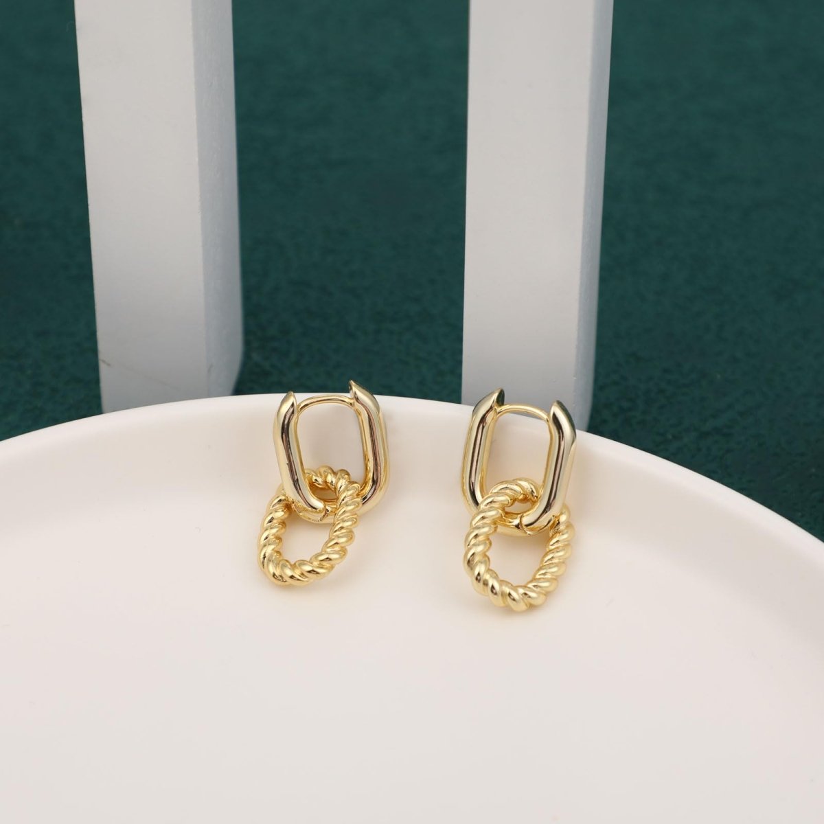 Zarte Twist Huggie Hoop Ohrringe | Shop Nory