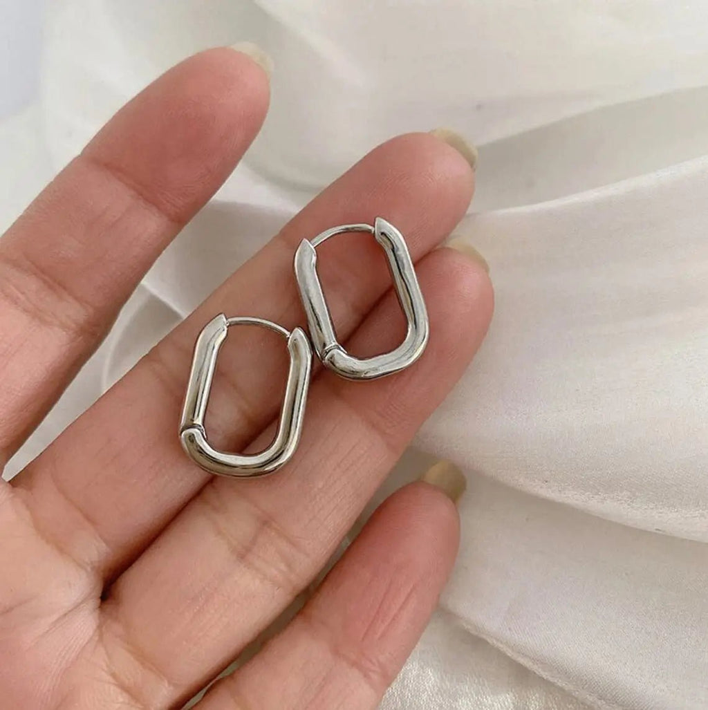 Zarte Papierclip Huggie Silber Creolen Ohrringe | Shop Nory