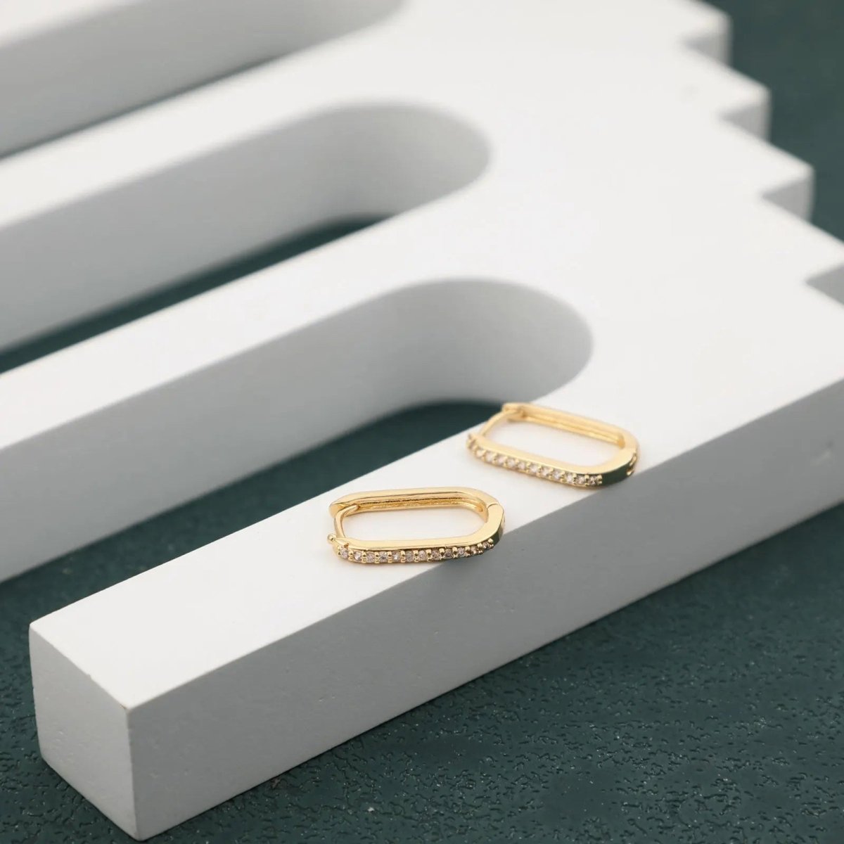 Gold CZ Huggie Hoop Ohrringe | Shop Nory