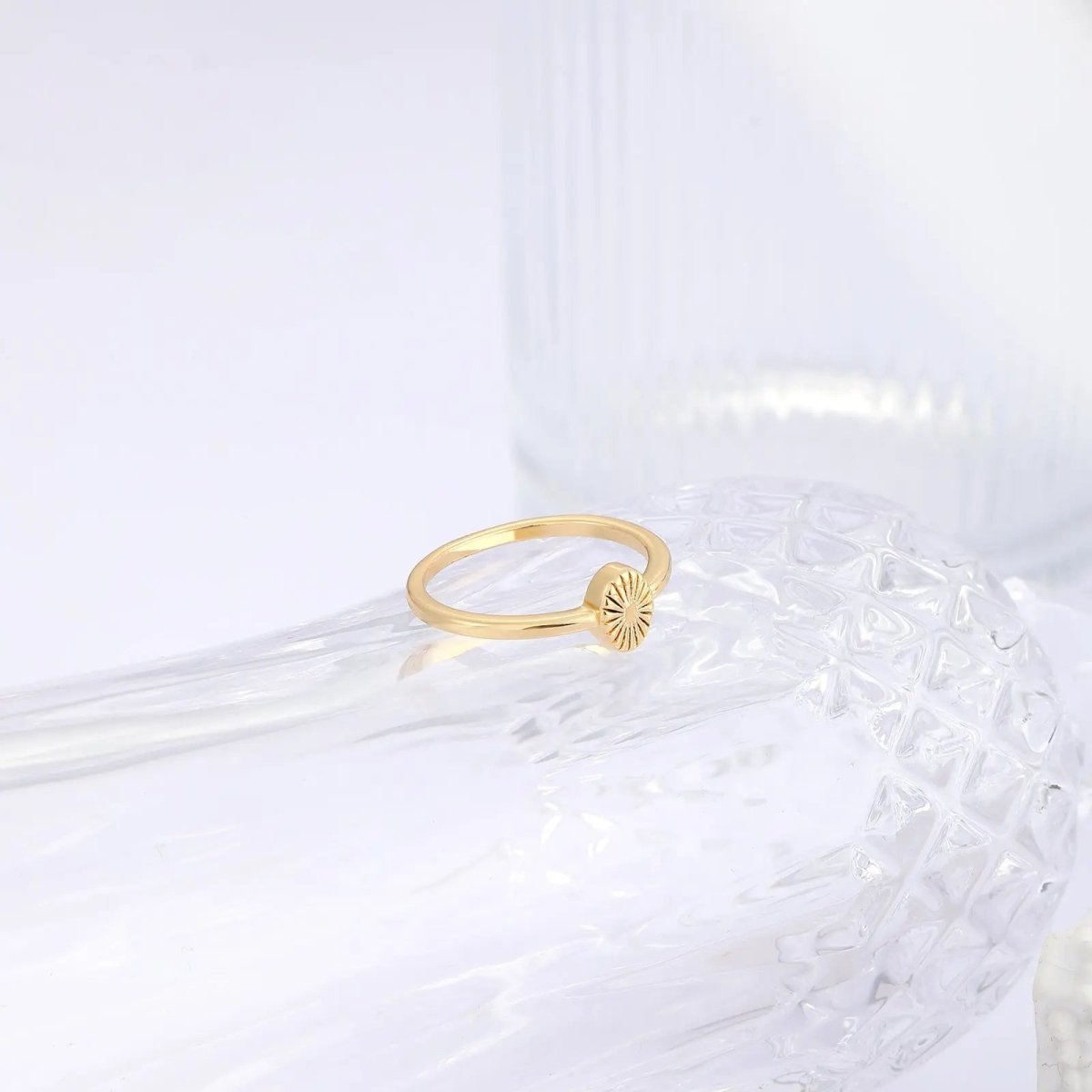 Goldene Blumen-Signet-Ringe Größen 6-9 | Shop Nory