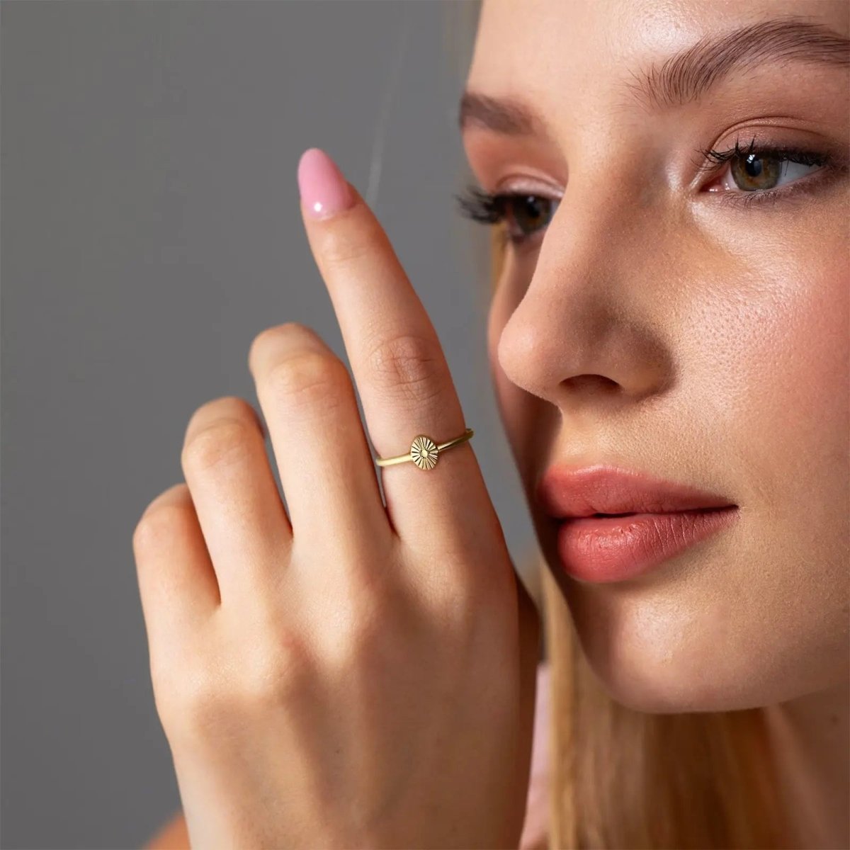 Goldene Blumen-Signet-Ringe Größen 6-9 | Shop Nory