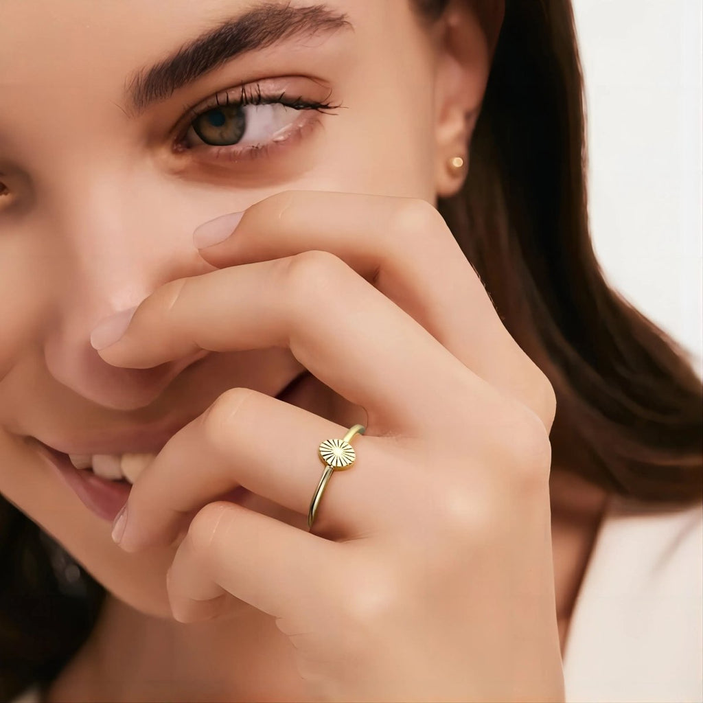 Goldene Blumen-Signet-Ringe Größen 6-9 | Shop Nory