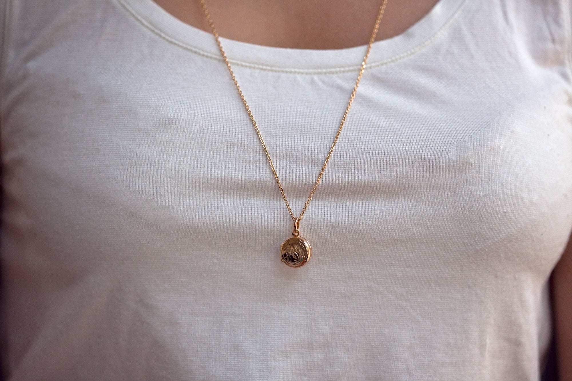 Zierliche vergoldete Kette mit Medaillon-Anhänger – eleganter & persönlicher Schmuck | Shop Nory