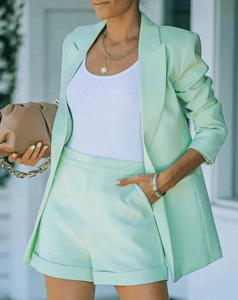 Stilvolles Set Bestehend Aus Edlem Blazer Und Lässigen Shorts
