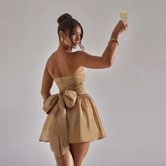 Glitzerndes Kleid mit Grosser Schleife