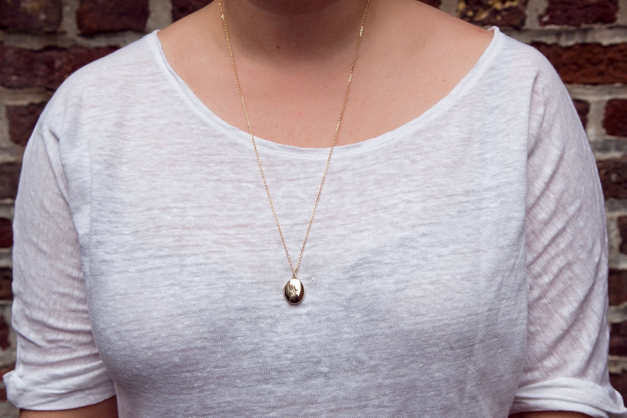 Goldene Kette mit öffnendem Medaillon & Zirkonia-Stern – Schmuck mit Herz | Shop Nory