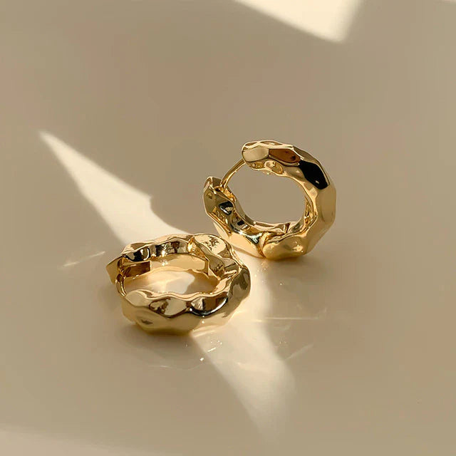Metalltextur unregelmäßige Kreis Creolen | Shop Nory