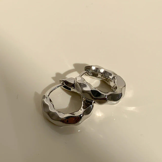Metalltextur unregelmäßige Kreis Creolen | Shop Nory