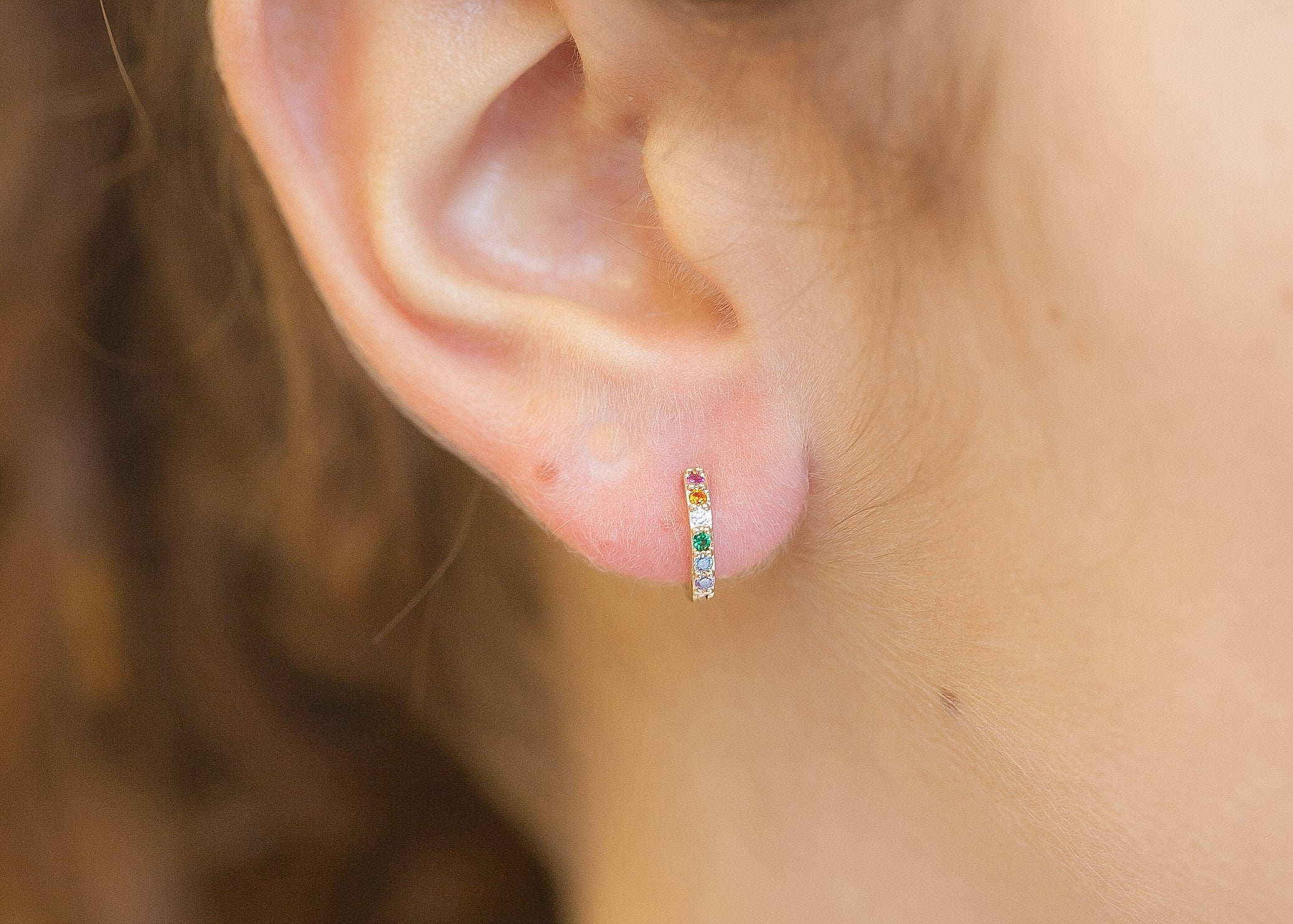 zarte Regenbogen Creolen mit bunten Zirkonia Steinchen | Shop Nory