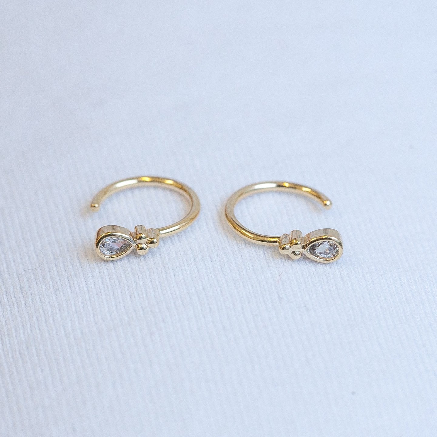 Süße Mini-Creolen mit Zirkonia - 16K vergoldet | Shop Nory