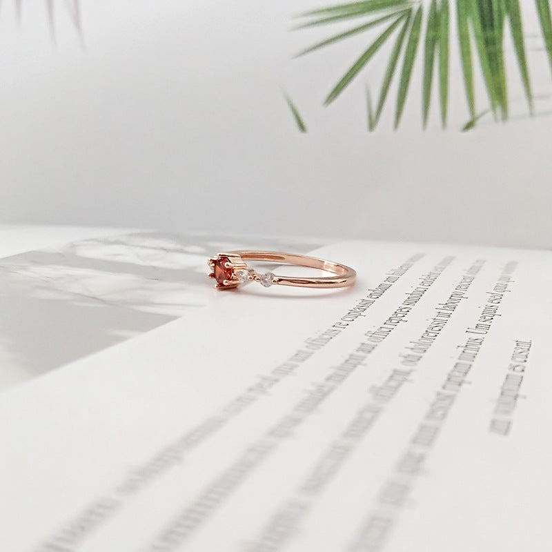 Eleganter roter Zirkon-Kristallsteinring | Shop Nory