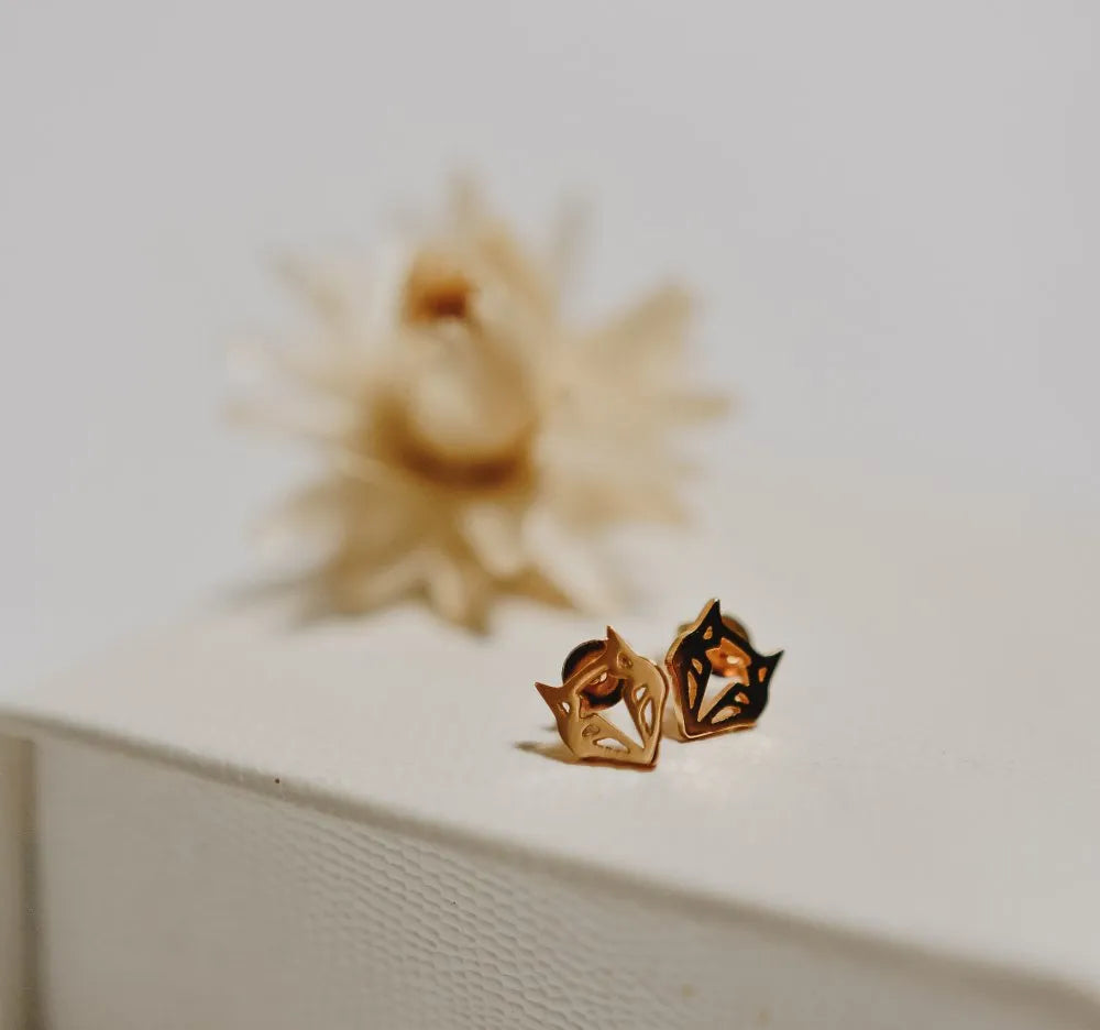 Goldfarbene Fuchs-Ohrstecker – Geometrisches Design | Shop Nory