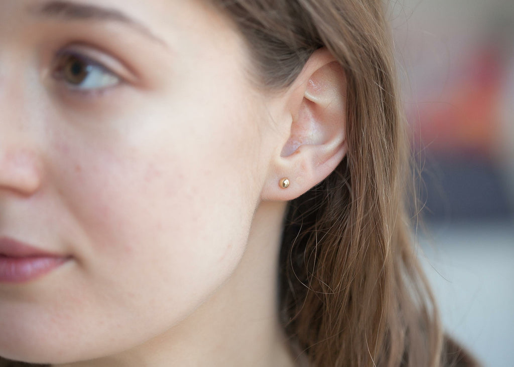 Puristische Ohrstecker Kugel 4mm Vergoldet - Ohrringe für Damen | Shop Nory