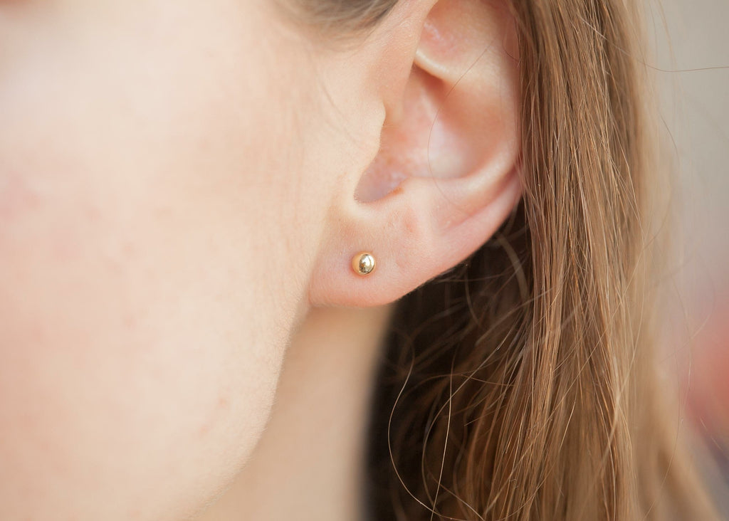 Puristische Ohrstecker Kugel 4mm Vergoldet - Ohrringe für Damen | Shop Nory