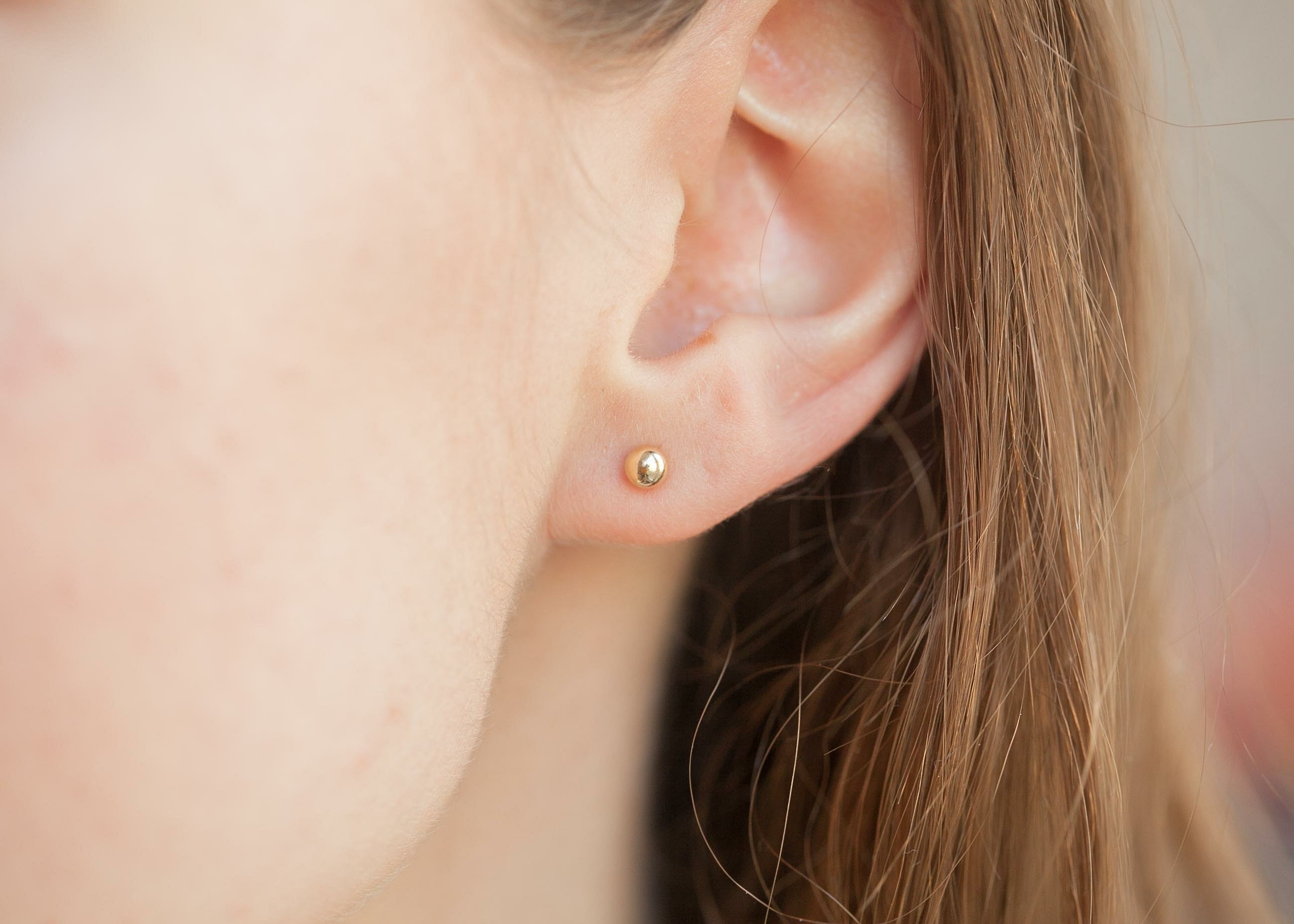 Puristische Ohrstecker Kugel 4mm Vergoldet - Ohrringe für Damen | Shop Nory
