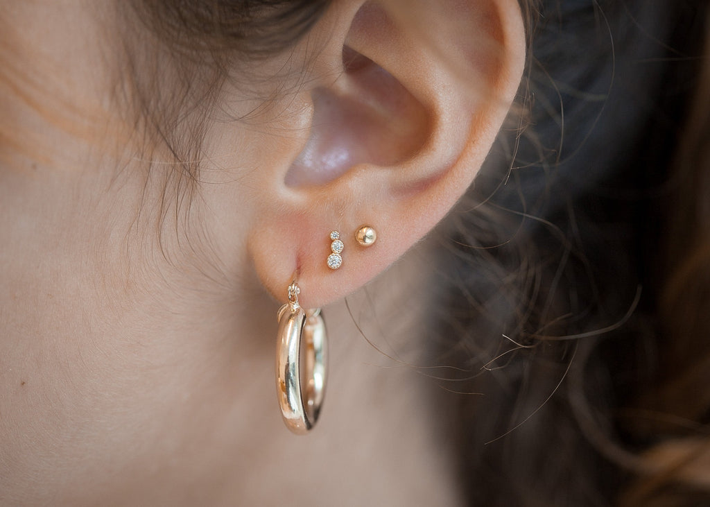 Ohrstecker mit 3 weißen Zirkonias vergoldet - Ohrringe für Damen | Shop Nory