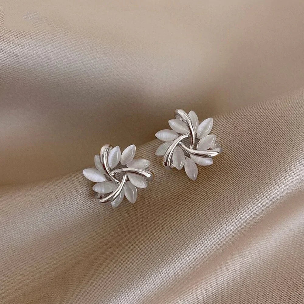 Runde Opal-Blumen-Ohrstecker in Gold - Amara | Shop Nory