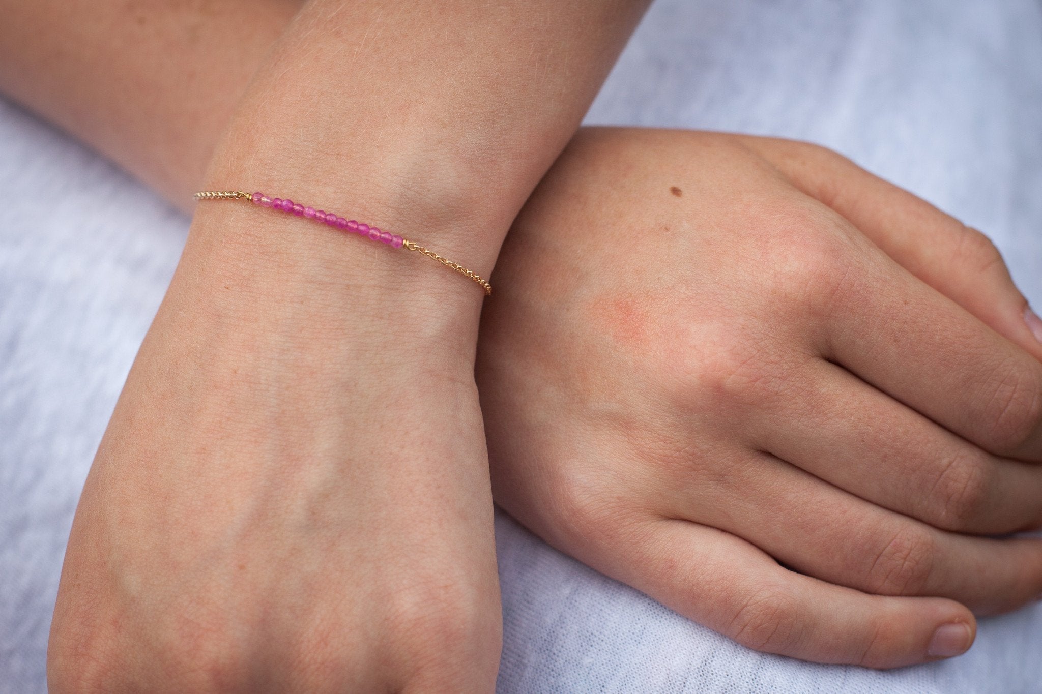 Armband mit facettierten Glasperlen - 16 Karat vergoldet | Shop Nory