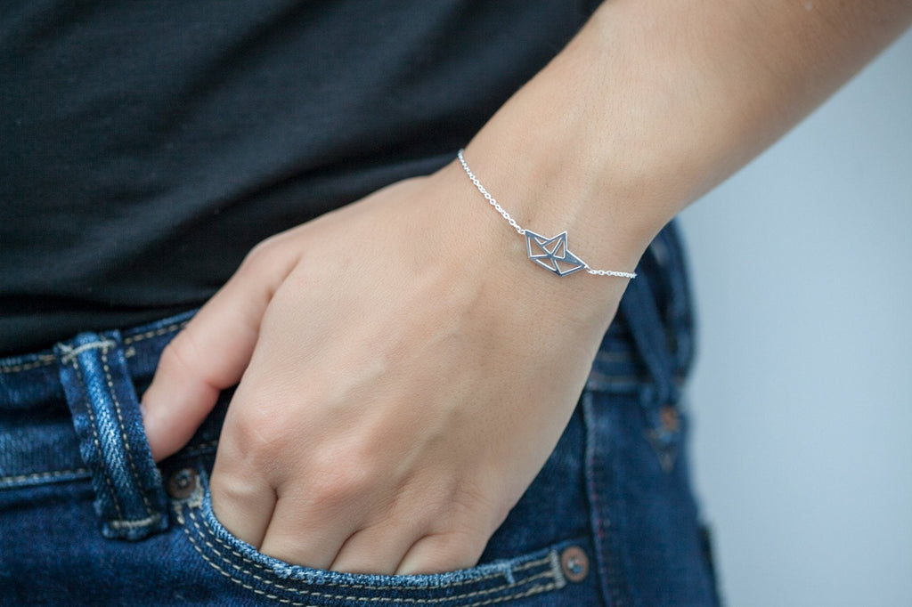 Armband mit Origami-Papierschiff aus 925er Silber – Verspielte Eleganz und Symbolik | Shop Nory
