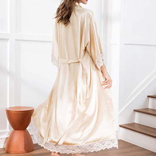 Lange Bademantel aus Satin mit Spitzen Details
